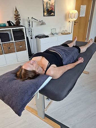 vrouw ligt op behandelbank